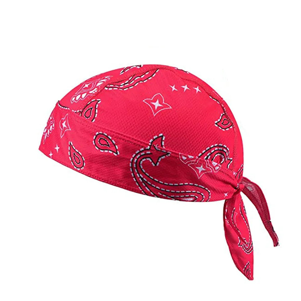Helle pinke Bandana mit Paisley- und Sternmuster, gefaltet und am Ende gebunden.