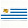 Un bandeau en tissu blanc avec le drapeau de l'Uruguay, présentant un soleil jaune rayonnant sur un fond rayé bleu et blanc