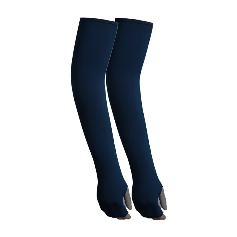 Ein Paar dunkelblaue Cooling-Armschuhe für Sport und Outdoor-Aktivitäten.