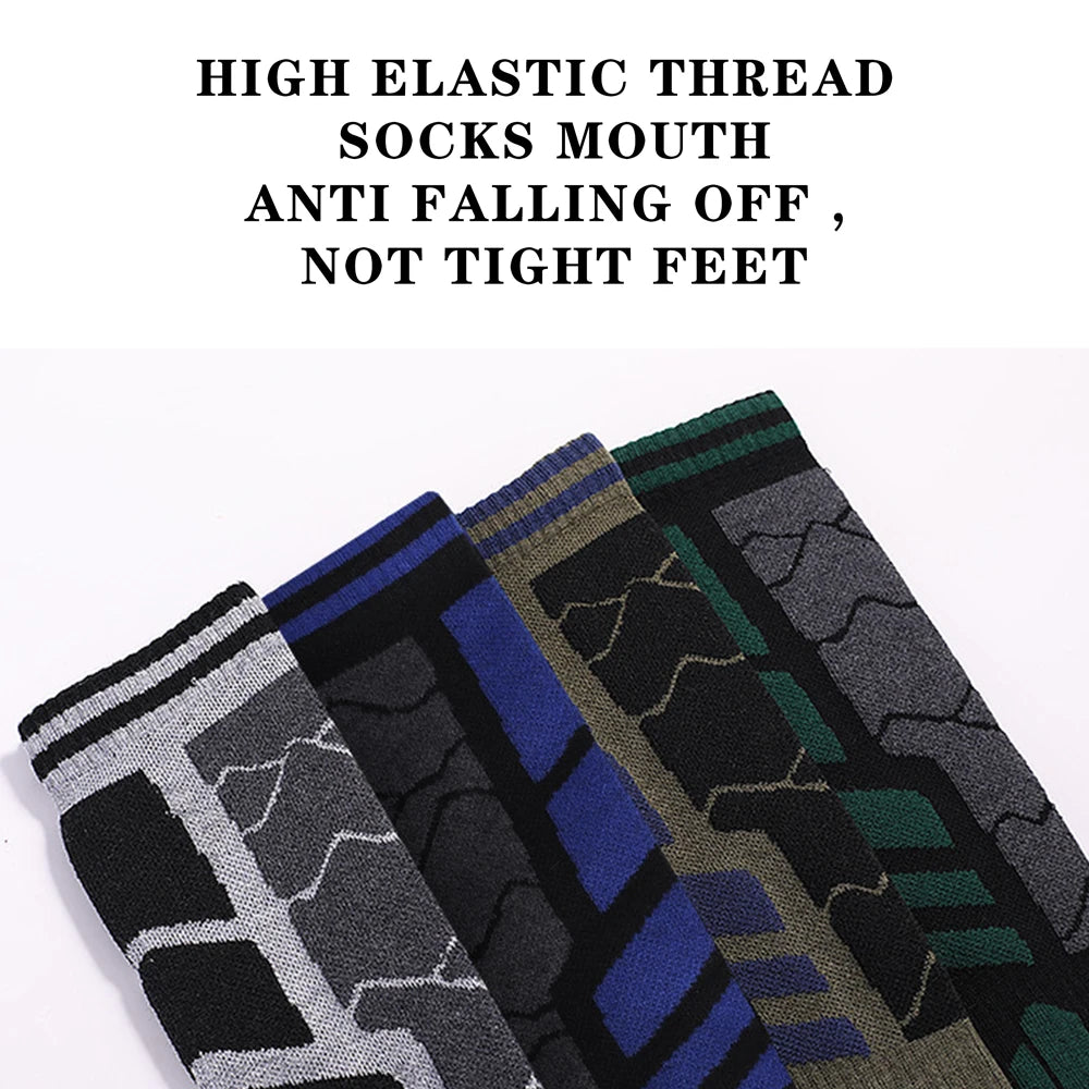 Primer plano de varios pares de calcetines elásticos con hilo en varios colores y patrones.