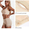 Un mannequin portant un slip moulant beige sans couture, présentant des caractéristiques comme un coussinet de hanche amovibl