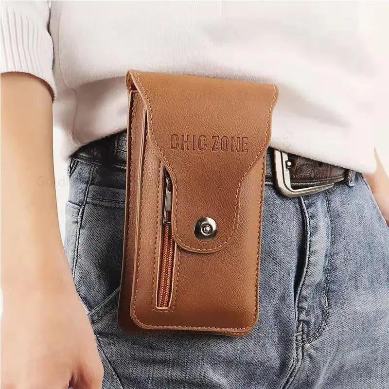 Una bolsa de cuero marrón con cierre esmostra metida en el bolsillo de unos jeans azules.