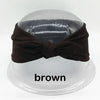 Braunes Hasenohr-Headband auf einem klaren Ständer.