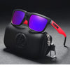 Eine schwarze Sonnenbrille mit lila polarisierten Gläsern liegt auf einer schwarzen Tasche.