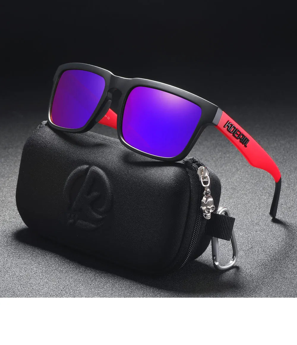 Eine schwarze Sonnenbrille mit lila polarisierten Gläsern liegt auf einer schwarzen Tasche.