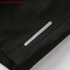 Nahaufnahme schwarzer Herren-Sportshorts mit weißer Nahtverzierung.