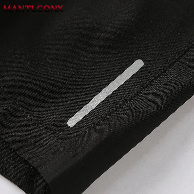 Nahaufnahme schwarzer Herren-Sportshorts mit weißer Nahtverzierung.
