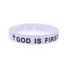 Weißes Silikon-Armband mit der Aufschrift GOD IS FIRST in Schwarz