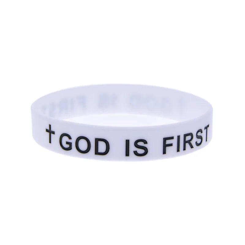 Weißes Silikon-Armband mit der Aufschrift GOD IS FIRST in Schwarz