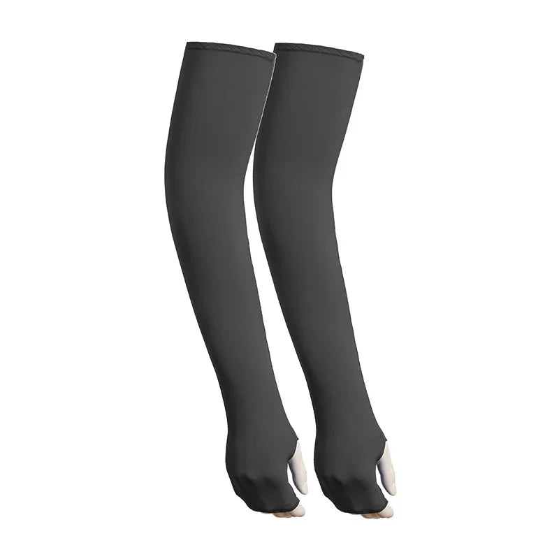 Ein Paar schwarze Cooling-Arm-Sleeves für Sport und Outdoor-Aktivitäten.