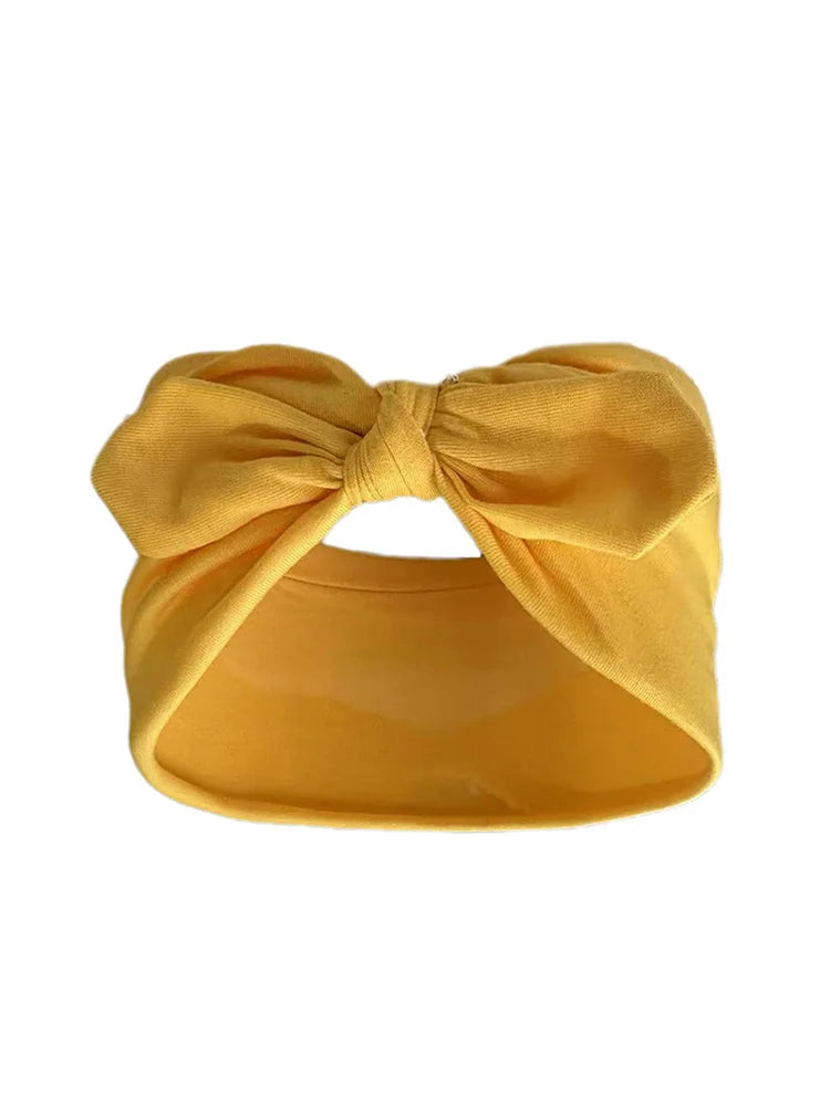 Un bandeau élastique jaune noué en nœud, adapté pour une utilisation en extérieur.