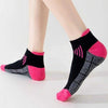 Ein Paar Damen-Sportsocken mit Feuchtigkeitsableitung in Schwarz und Pink mit strukturiertem Muster