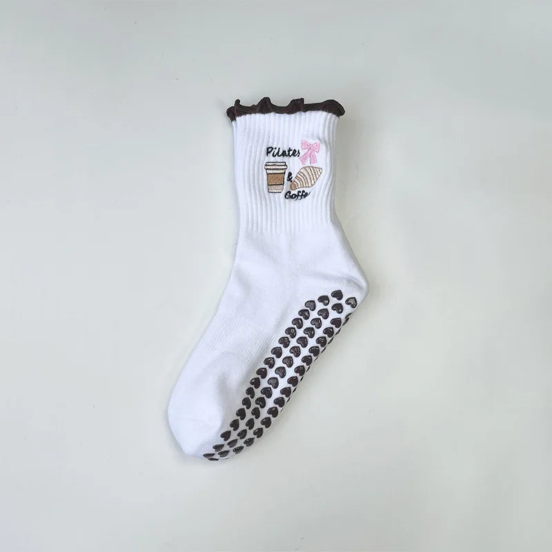 Weiße Strick-Yoga- und Fitnesssocken mit braunem Zehen- und rosa Kaffeetasse-Design