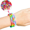 Una mano vistiendo una pulsera de telar elástica multicolor con una exhibición circular de hilos de varios colores encima