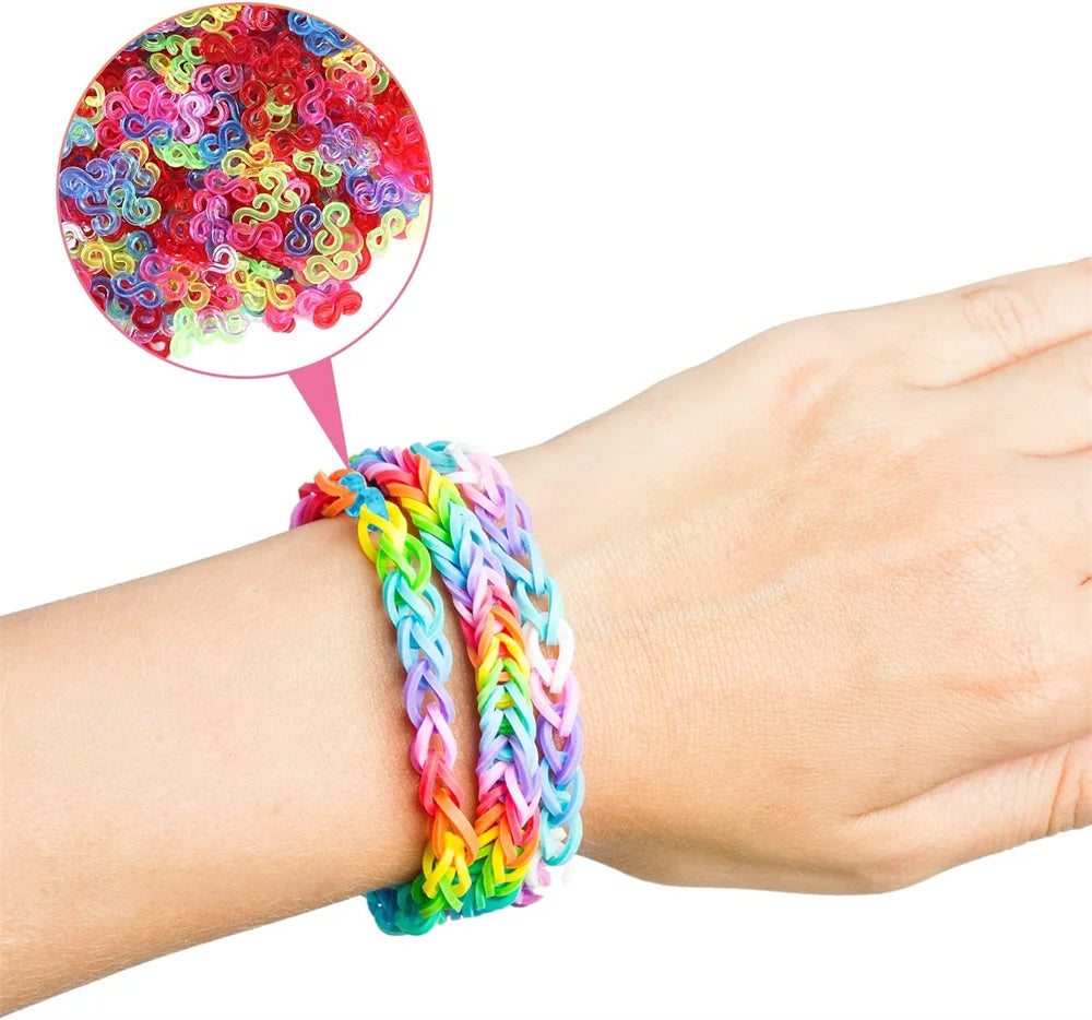 Una mano vistiendo una pulsera de telar elástica multicolor con una exhibición circular de hilos de varios colores encima