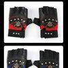 Paar schwarze Kunstleder-Motorradhandschuhe mit silberner Nietenverzierung.