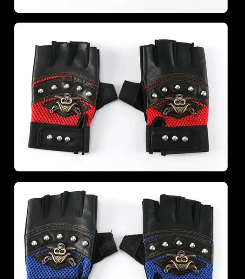 Paar schwarze Kunstleder-Motorradhandschuhe mit silberner Nietenverzierung.