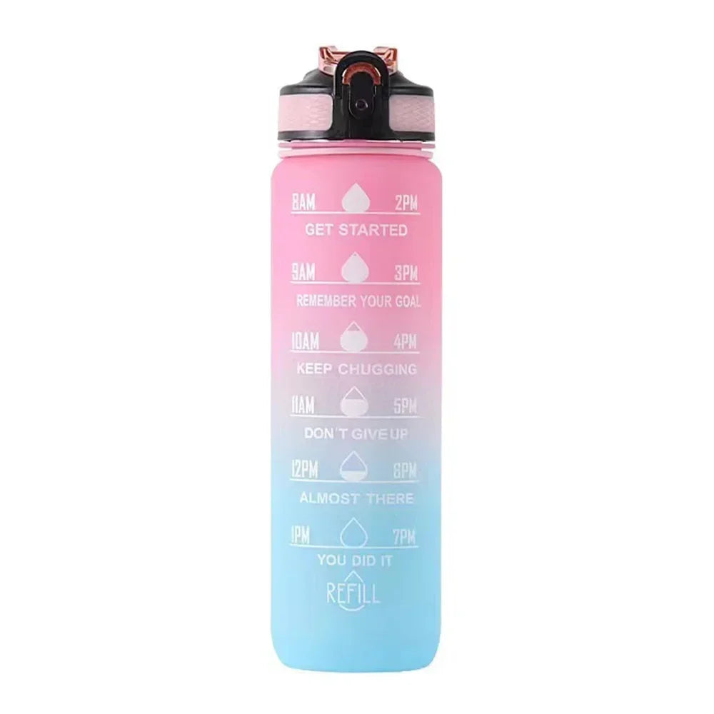 Pinke isolierte Sportflasche mit schwarzem Strohhalmdeckel und Zeitmarkierungen für einen Trainingsplan.