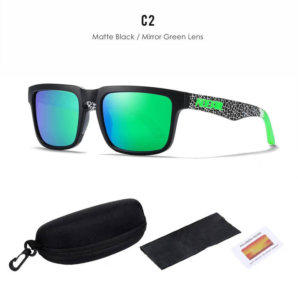 Eine Paar mattschwarze Sonnenbrille mit grünem Spiegelglas und grünem Arm, gezeigt mit Schutzhülle und einem
