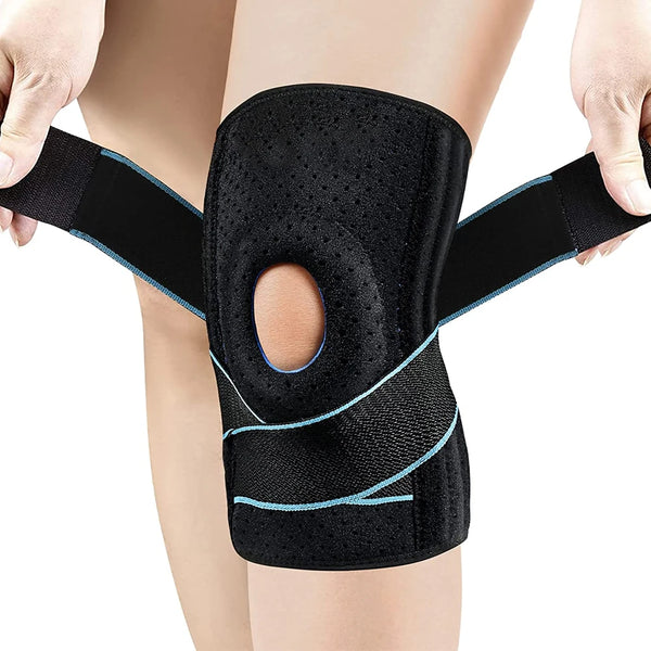 Genou en orthèse noire avec stabilisateurs latéraux porté sur la jambe d'une personne.