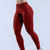 Modelo vistiendo leggings de yoga sin costuras y tiro alto en color granate oscuro.