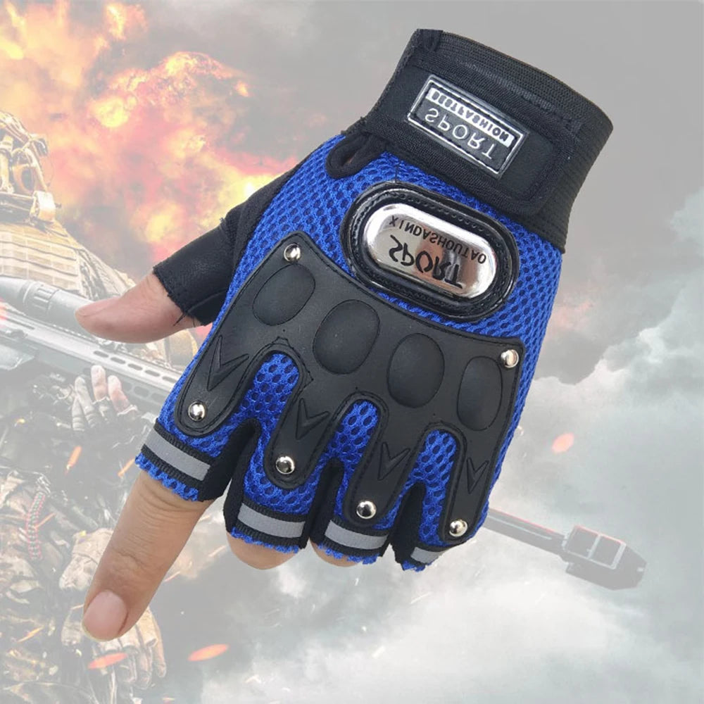 Nahaufnahme eines schwarzen taktischen Halstschutzhandschuh mit blauen Akzenten und silberner Schnalle