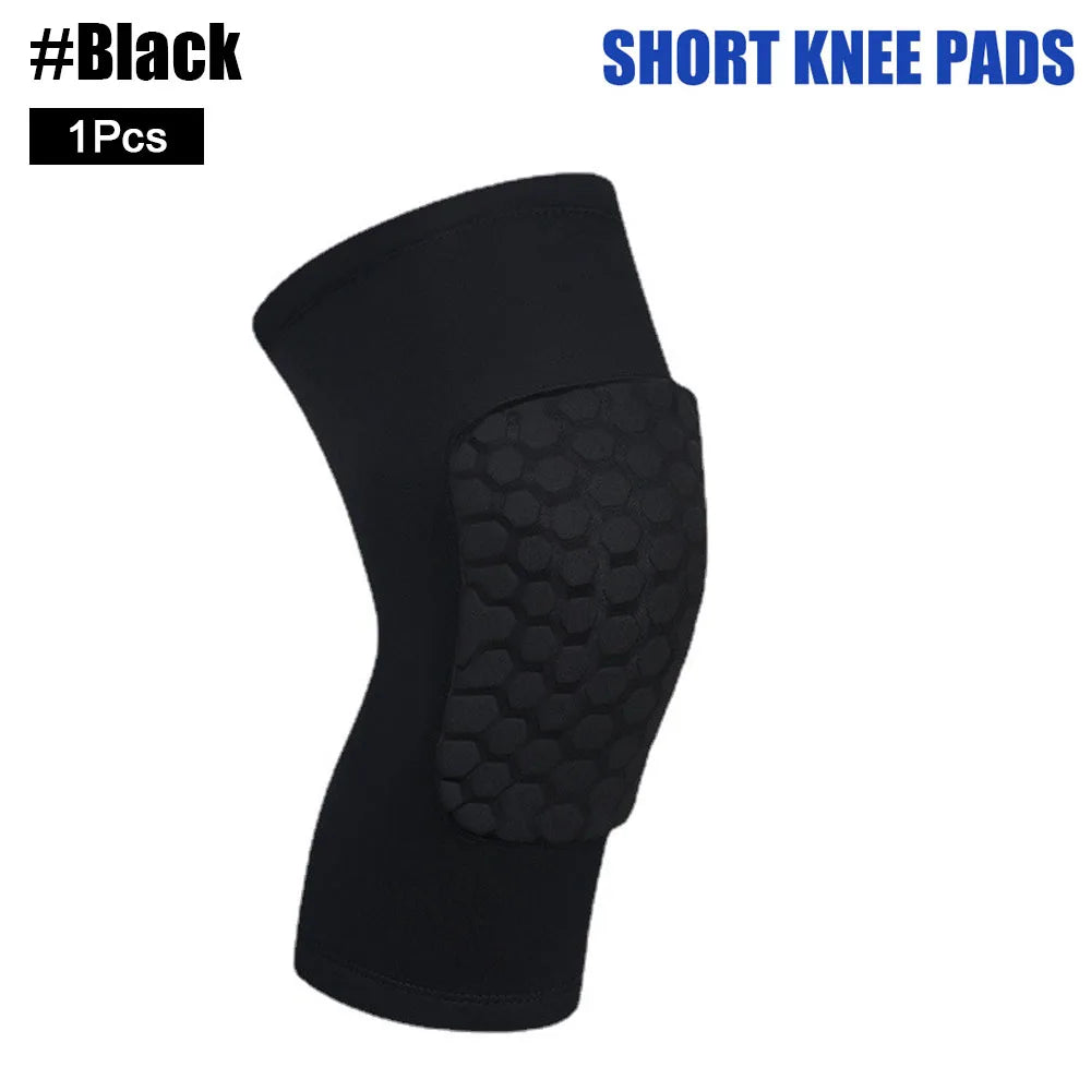 Un protector de rodilla corto negro con acolchado texturizado tipo panal.