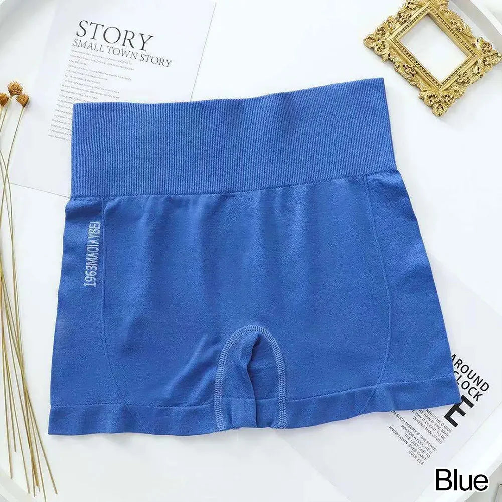 Shorts de fitness sin costuras azules para mujer, extendidos sobre una superficie blanca.