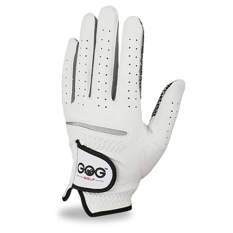Un gant de golf blanc est montré sur un fond blanc.