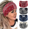 Eine Frau zeigt ein Boho-Twist-Haarband in rotem Paisley-Print neben anderen gemusterten Stirnbändern.