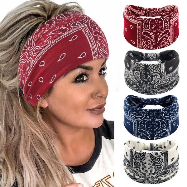 Une femme modèle un bandeau bohème à motif paisley rouge avec d'autres bandeaux à motifs.