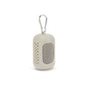 Une petite serviette de refroidissement circulaire beige clair avec une boucle métallique pour le sport et le fitness.