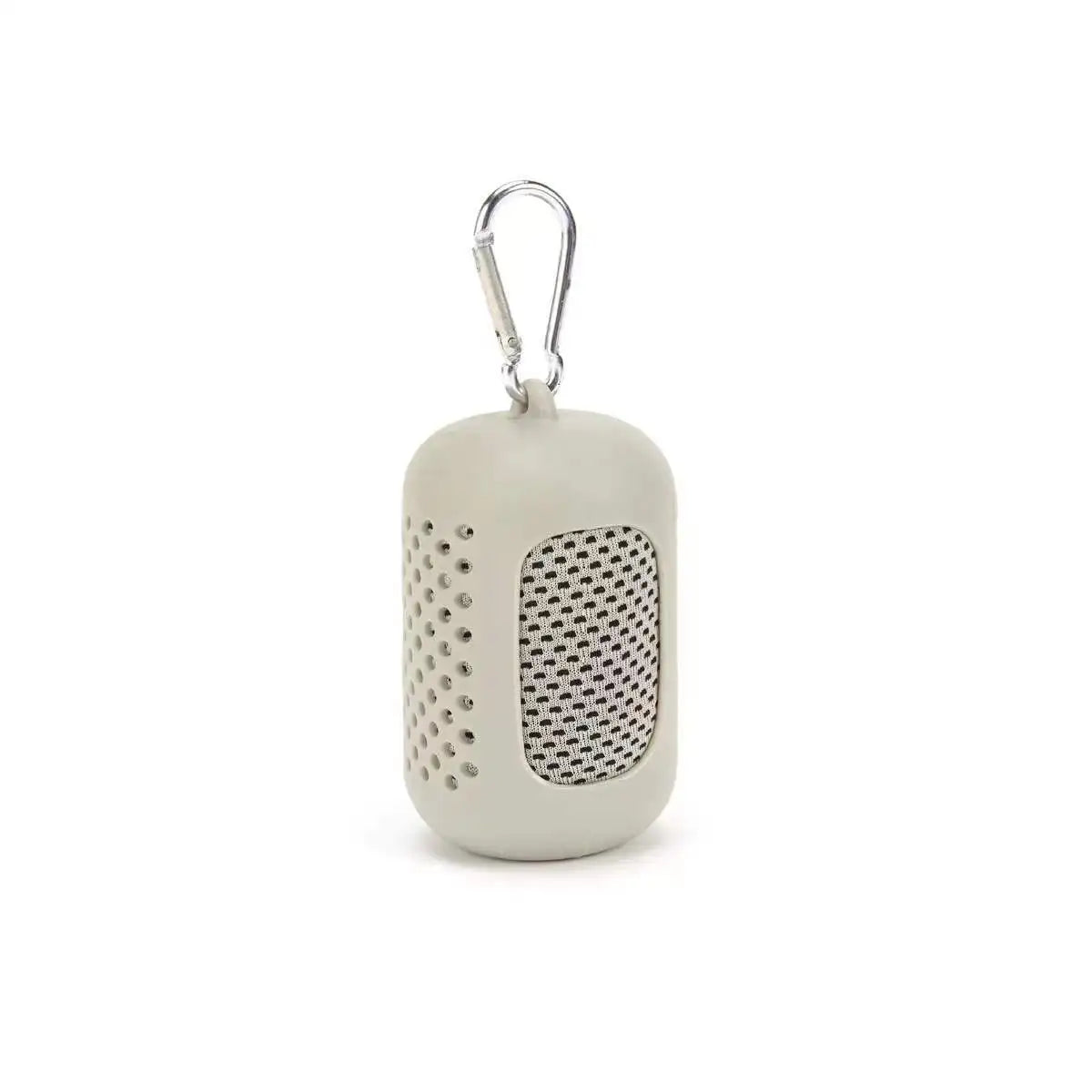 Une petite serviette de refroidissement circulaire beige clair avec une boucle métallique pour le sport et le fitness.