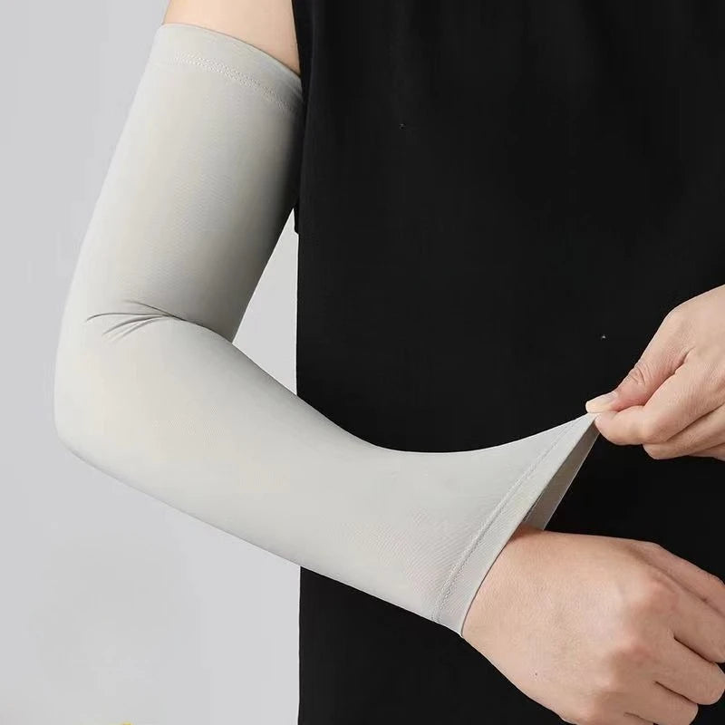 Eine Person trägt einen hellgrauen Ice Silk UV-Armschutz auf dem Unterarm.