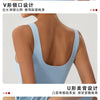 Gros plan d'un maillot de sport bleu clair deux pièces, à col en V et dos en U, avec des coutures solides.