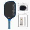 Schwarzes Carbonfaser-Pickleball-Schläger mit blauem Griff und Schutzetui zusammen mit einem Silikongriff.