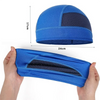 Un casco de ciclismo interior azul brillante y transpirable, mostrado en las manos, mostrando su tamaño y características.