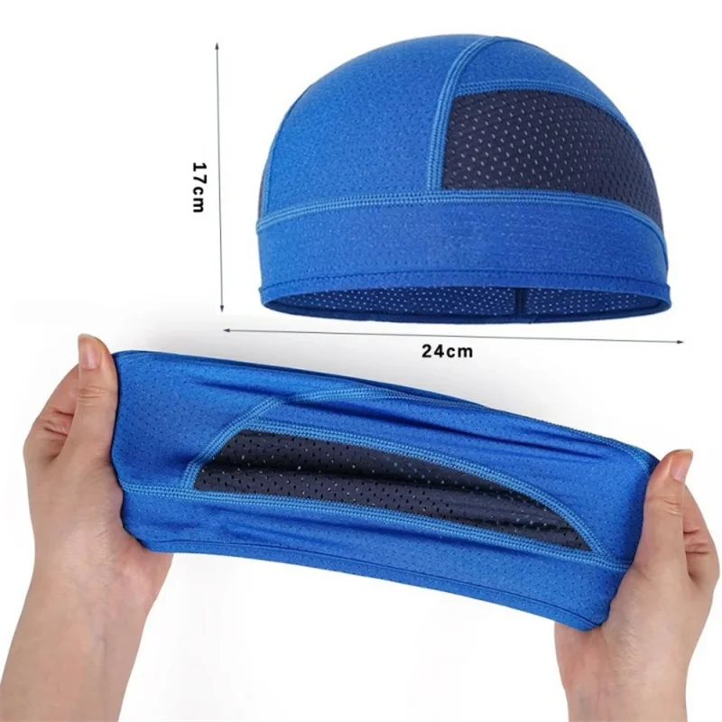 Un casco de ciclismo interior azul brillante y transpirable, mostrado en las manos, mostrando su tamaño y características.