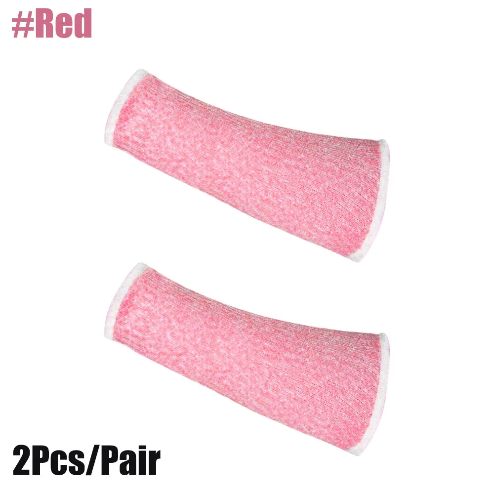 Ein Paar rosa Schnittschutz-Armschoner, diagonal dargestellt.