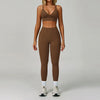 Eine Frau modelliert ein nahtloses Sport-Yoga-Set in Braun, bestehend aus einem Cropped-Top und einer langen Leggings.