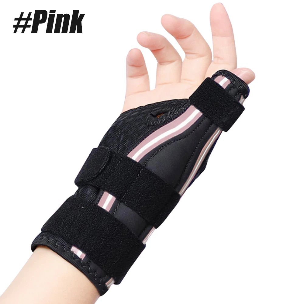 Tige de pouce ajustable noir et rose pour le soutien articulaire portée sur la main.