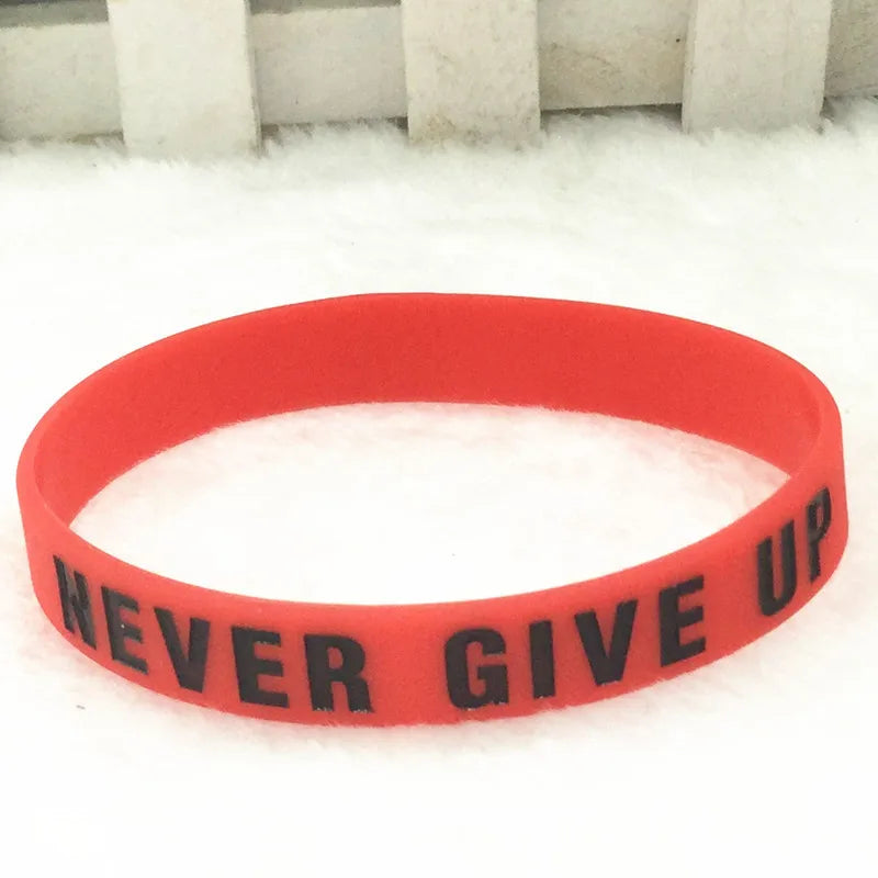 Bracelet silicone rouge avec l'inscription NEVER GIVE UP en noir.