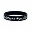 Schwarzes Silikon-Armband mit dem Namen Cristiano Ronaldo eingraviert auf der Außenseite.
