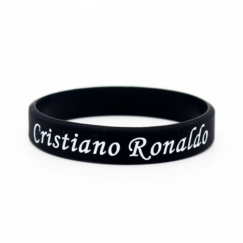 Schwarzes Silikon-Armband mit dem Namen Cristiano Ronaldo eingraviert auf der Außenseite.