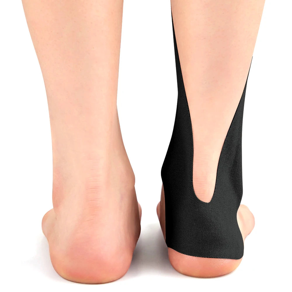 Beine mit schwarzem Kinesiotaping auf Rücken und Gelenke