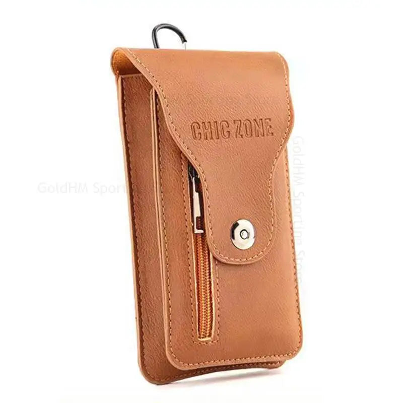 Bolsa de mano o estuche para teléfono de cuero marrón con cremallera y marca en la parte delantera.