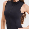 Dunkelblaue Damen-Sport-Crop-Top-Westjacke, getragen von einem Model.