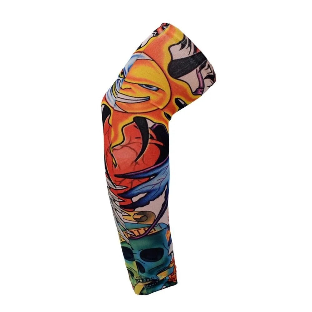 Una manga protectora solar colorida con un diseño de cara estilizada.