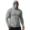 Ein Mann trägt einen grauen Kapuzenpullover mit Gesichtsmaske und schwarze Hosen.