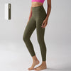 Un mannequin porte des leggings de sport vert olive à taille haute et un haut rose.